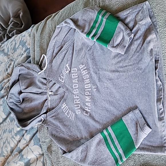 STUNNING VICTORIA'S SECRET GREY AND GREEN SURFBOARD V NECK HOODIE - Picture 2 of 13